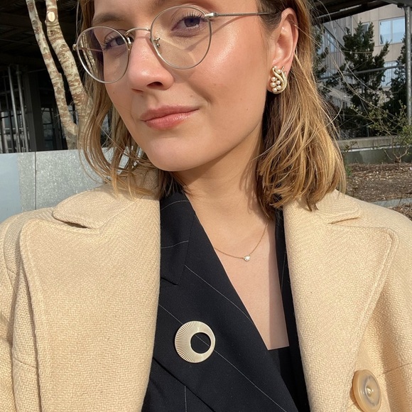 Crown Trifari Vintage Brushed Gold Tone Leaf Motif Clip-on Earrings Faux Pearls - Picture 11 of 11